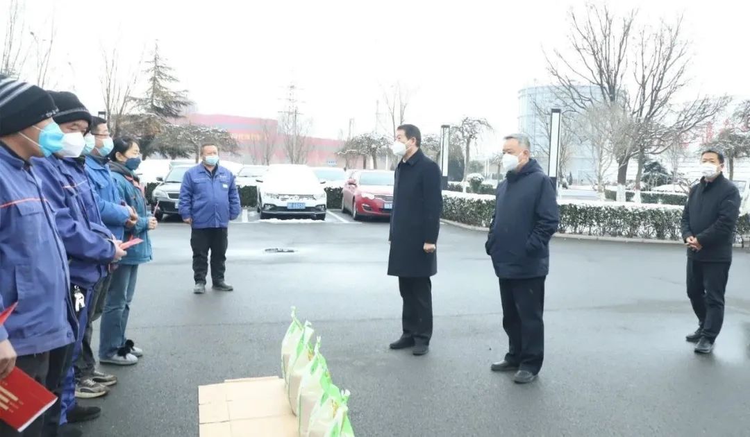 王宝玉书记到九游网·官方端网站登录入口看望慰问职工和劳模李静敏